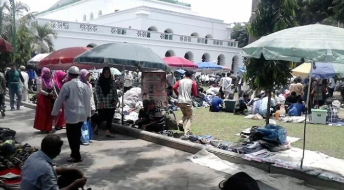 Jalan-jalan ke Pasar Jumat di Masjid Agung Palembang