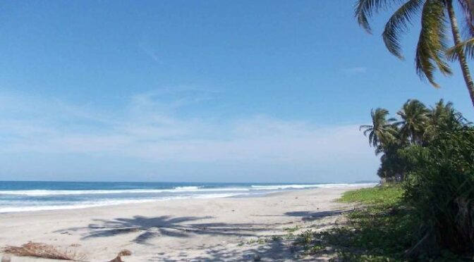 Menikmati Keindahan Pantai Mandiri di Pesisir Barat Lampung